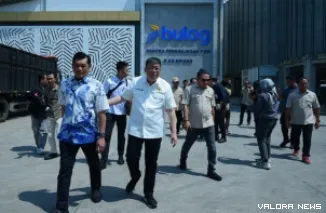 Wakil Ketua Komisi IV DPR RI, Alex Indra Lukman saat meninjau gudang penggilang beras Bulog di Kerawang, beberapa waktu lalu. (humas)