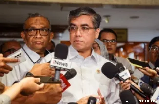 Menteri Ketenagakerjaan, Yassierli diwawancarai wartawan usai Rapat Kerja bersama Komisi IX DPR RI di Jakarta, Kamis. (humas)