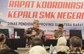 Ketua DPRD Sumbar, Muhidi menghadiri Musyawarah Kerja Kepala Sekolah (MKKS) SMK di Padang, Kamis. (humas)