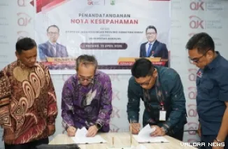 Kepala OJK Sumatera Barat, Roni Nazra bersama Rektor Universitas Andalas, Efa Yonnedi tanda tanganin nota kesepahaman, di Kantor OJK Provinsi Sumatera Barat di Padang, Rabu. (humas)