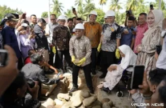 Anggota Komisi XIII DPR RI, Arizal Aziz, disaksikan Yandri Susanto (Mentri Desa dan PDT), Mahyeldi (Gubernur Sumbar) serta jajaran, meletakan batu pertama pembangunan Pesantren Idrisiyyah Josal FC di Lapangan Bola Josal FC,  Desa Cubadak Air Utara, Kota P