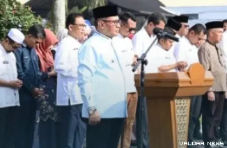 Wali Kota Bukittinggi, Ramlan Nurmatias berikan arahan terkait penerapan Work From Home (WFH) dalam apel gabungan di halaman Balai Kota Bukittinggi, Jumat. (humas)