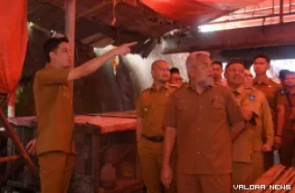 Wali Kota Sawahlunto, Riyanda Putra bersama Wakil Wali Kota Jeffry Hibatullah dan rombongan, tinjau kondisi sarana dan prasarana Pasar Sawahlunto guna mengevaluasi kelayakan fasilitas, Senin. (humas)