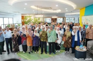 Rektor Institut Teknologi Bandung (ITB), Prof Tatacipta Dirgantara foto bersama dengan Rektor Unand, Efa Yonedi PhD dan jajaran pimpinan universitas, usai kegiatan FGD di Kampus Limau Manis, Kamis. (humas)