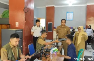 Kepala Disdukcapil Padang Teddy Antonius Bersama Kasubsi Yantah Aldo Ramadhan Menyaksikan Perekaman Biometrik Terhadap Salah Seorang Narapidana, Senin (27/4/2026)