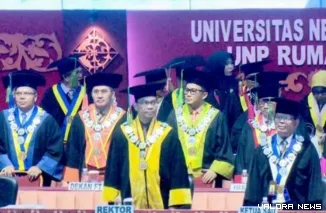 Rektor UNP, Krisma dimata dalam Wisuda ke-142 Universitas Negeri Padang.