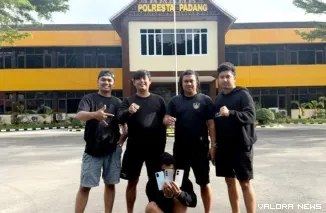 Pelaku beserta barang bukti yang diamankan Tim Klewang Polresta Padang. (Dok. Humas Polresta Padang)