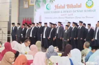 Ketua Persatuan Da'i Dewan Da'wah Islamiyah Indonesia (Persada) Pusat, Muhsin MK pimpin pengukuhan Prof Efrinaldi beserta jajaran pengurus Dewan Dakwah Sumbar, di auditorium gubernuran, Sabtu. (mangindo kayo)