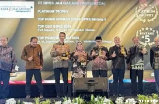 Wawako Bukittinggi, Ibu Azis bersama Direktur Utama PT BPRS Jam Gadang, Feri Irawan, foto bersama usai  menerima penghargaan TOP BUMD Awards 2026 di Hotel Raffles Jakarta, Senin. (humas)