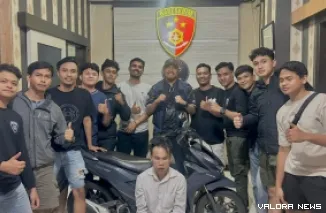 Kasat Reskrim Polres Sawahlunto, Iptu Am'ar Faradhyba dan tim, bersama tersangka pencurian sepeda motor di Jalan Khatib Sulaiman Simpang PU, Desa Kolok Mudik, Kecamatan Barangin, Kamis. (hendra idris)