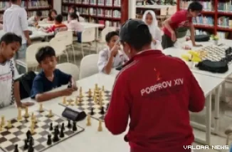 Pelatih senior dan anak-anak tampak antusias saat sesi latihan catur dalam persiapan menuju ajang Porprov XIV, di perpustakaan kota. (istimewa)