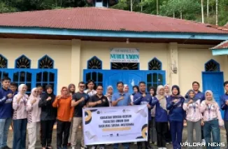 Peserta magang dari Kementerian Ketenagakerjaan (Kemenaker) bersama WBP Rutan Sawahlunto gelar aksi bersih-bersih, Kamis. (humas)