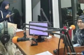 Kepala Badan Pusat Statistik (BPS)  Sawahlunto, Arieswaty sosialisasikan agenda Sensus Ekonomi 2026  melalui Dialog interaktif di Radio Sawahlunto FM, Senin (20/5/2026). (hendra idris)