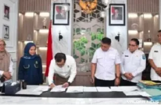 Kepala Balai Diklat Tambang Bawah Tanah (BDTBT) Kementrian ESDM, Darius Agung Prata bersama Rovanly Abdams (Sekda Sawahlunto) tandatangani berita acara serah terima asset di kawasan Perambahan, Kecamatan Talawi, Kota Sawahlunto, Kamis. (humas)