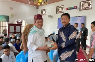 Kepala Rutan Sawahlunto, Mustofa menerima paket Jumat Berkah dari CV Bara Mitra Kencana usai pelaksanaan shalat Jumat. (humas)