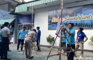 Warga binaan Rutan Sawahlunto mempraktekan penggunaan tali untuk membuat tiang bendera, pada kegiatan pembinaan kepramukaan, Senin. (hendra idris)