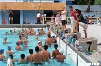 Pelatih nasional, Albert C Sutanto saat memberikan arahan kepada para atlet peserta Swim Training Camp  yang digelar oleh Aquatik Kota Padang.