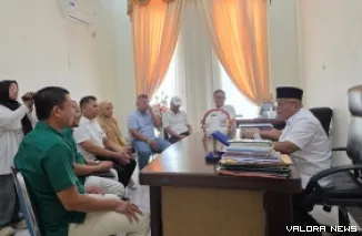 Sekda Pasbar, Dody San Ismail meresmikan pemakaian rumah warga yang direhab dengan sumber pembiayaan dari CSR PT BPP, Jumat. (robi irwan)