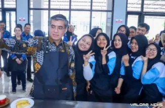 Menaker, Yassierli berswafoto dengan peserta program PVN Batch I Tahun 2026 di Balai Besar Pelatihan Vokasi dan Produktivitas (BBPVP) Bandung, Jawa Barat, Jumat. (humas)