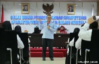 Sekdaprov Sumatera Barat, Arry Yuswandi membuka Pelatihan Kepemimpinan Administrator di Balai Besar Pengembangan Kompetensi Aparatur Pemerintahan Dalam Negeri di Kabupaten Agam, Rabu. (humas)