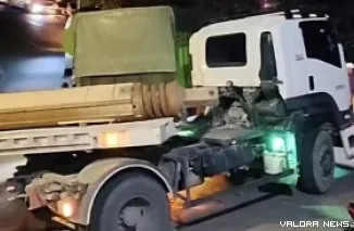 Truk tersendat di Panorama I Sitinjau Lauik yang membuat kemacetan di jalur Padang - Solok (Dok. Ist)