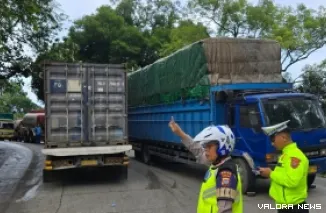 Pihak kepolisian melakukan sistem buka tutup di Kawasan Sitinjau Lauik, pasca macet panjang karena truk rusak. (Dok. Satlantas Polresta Padang)