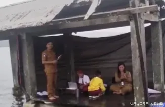 Video yang memperlihatkan dua orang siswa SD saat mengikuti ujian berbasis komputer di tambatan perahu. (Dok. Facebook/ Pro Adi)