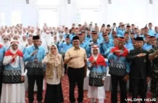 Wako Bukittinggi, Raman Nurmatis foto bersama dengan jemaah haji kota itu usai pelepasan secara resmi, Kamis. (hamriadi)