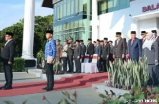 Wali Kota Bukittinggi, Ramlan Nurmatias memimpin upacara peringatan Hari Otonomi Daerah ke-30 tahun 2026 di Halaman Balaikota, Senin. (humas)