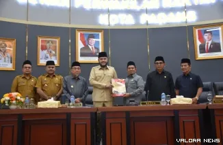 Wali Kota Padang Fadli Amran Menyerahkan LkPJ Tahun 2025 Kepada Ketua DPRD Padang Muharlion, Senin (6/4/2026)
