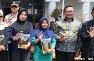 Wako Bukittinggi, Ramlan Nurmatias serahkan bantuan CPP di Kantor Camat Aur Birugo Tigo Baleh (ABTB), Kamis. (hamriadi)