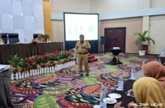 Narasumber pertemuan koordinasi lintas program dan lintas sektor (LP/LS), dalam rangka penanggulangan dan pengendalian program rabies tingkat Kota Bukittinggi, di Hotel Rocky, Selasa. (hamriadi)