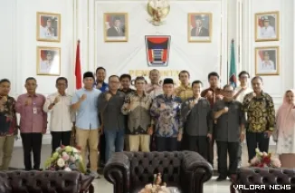 Wawako Padang, Maigus Nasir bersama Muhammad Taufik (Ketua LP2M UIN Imam Bonjol Padang) serta jajaran, foto bersama usai diskusi terbatas terkait rencana KKN 52 Tahun 2026, di ruang kerja Wawako Padang, Kamis. (humas)