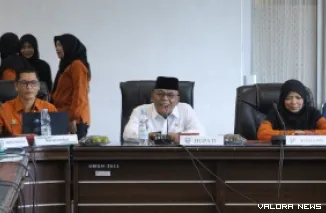 Bupati Pasbar, Yulianto bersama Dwi Susanti (Kepala BPS) luncurkan program Desa Cantik di auditorium kantor bupati, Rabu. Ketiga desa itu yakni Nagari Ujung Gading, Kuamang Alai Ujung Gading dan Salido Saroha Ujung Gading. (humas)