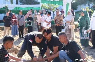 Wako Bukittinggi, Ramlan Nurmatias saksikan proses pemotongan hewan kurban dari berbagai mitra pemerintahan di kawasan Balai Kota Bukittinggi, Jumat. (hamriadi)