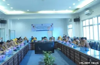 Bupati Pasaman Barat, Yulianto memberikan arahan pada Sosialisasi Penilaian Indeks Inovasi Daerah dan Penandatanganan Kesepakatan Bersama di Auditorium Kantor Bupati Pasaman Barat, Senin. (robi irwan)