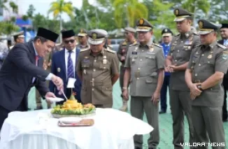 Asisten Pemerintahan dan Kesejahteraan Rakyat Setdaprov Sumbar, Ahmad Zakri memotong tumpeng pada perayaan HUT Satpol PP, Satlinmas dan Damkar Tahun 2026 di Politeknik Pelayaran Sumbar, Kabupaten Padang Pariaman, Senin. (humas)