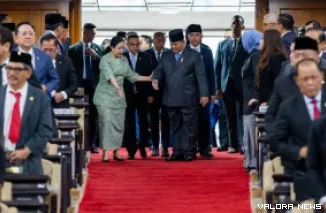 Ketua DPR RI, Puan Maharani menyambut menyambut kedangan Presiden Prabowo Subianto pada Rapat Paripurna DPR RI dengan agenda penyampaian kerangka ekonomi makro (KEM) dan pokok-pokok kebijakan fiskal (PPKF) Rancangan APBN Tahun 2027, Rabu. (humas)