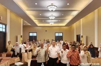 Kepala Dinas Koperasi dan UKM Kota Padang Teddy Antonius, Bersama Peserta Kegiatan Penguatan Tata Kelola Koperasi se-Kota Padang, Rabu (6/5/2026)