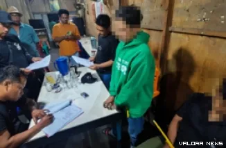 Dua terduga penusukan di Jorong Kartini Nagari Muaro Kiawai, Kecamatan Gunung Tuleh, Selasa sore, saat diamankan dari sebuah warung sate di daeran Tandun, Rohil, Riau. (humas)