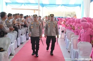 Kapolda Sumatera Barat Irjen Pol Gatot Tri Suryanta bersama Ketua Bhayangkari Daerah Sumatera Barat, Ny Sari Gatot Tri Suryanta berjalan menuju acara pertemuan dengan personel Polres Pasbar, Kamis. (robi irwan)