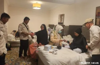 Petugas Penyelenggara Ibadah Haji Kloter PDG 12 Embarkasi Padang melakukan pemeriksaan kesehatan langsung ke kamar jemaah di Al Hidayah Towers Hotel, Makkah