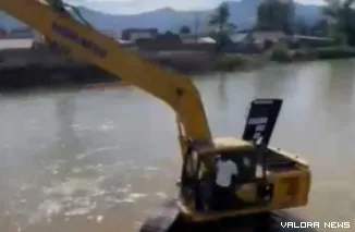 Alat berat yang membantu pembersihan dan pengurasan mulut kanal. (Dok. Humas PDAM Padang)