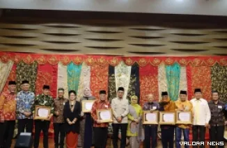 Gubernur Sumbar, Mahyeldi bersama Menteri Kebudayaan Fadli Zon dan jajaran, foto bersama dengan tokoh Minang yang raih penghargaan pada Silaturahmi Minang Diaspora Network-Global (MDN-G) 2026 di Auditorium Universitas YARSI, Jakarta Pusat, Sabtu. (humas)