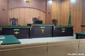 Hakim tunggal membacakan putusan praperadilan tersangka dugaan korupsi proyek Revitalisasi Pasar Rakyat Sungai Batang di Pengadilan Negeri Lubuk Basung, Senin. (anizar)