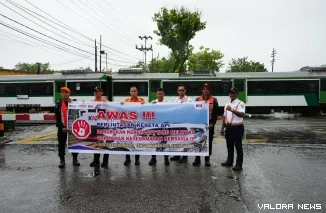 Sosialisasi di perlintasan sebidang yang dilakukan oleh KAI Divre II Sumbar. (Dok. Humas KAI Divre II Sumbar)