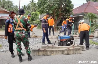PT Kereta Api Indonesia Divre II Sumbar menutup tiga perlintasan liar di Kota Pariaman. (Dok. Humas KAI Divre II Sumbar)