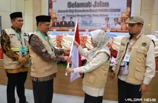 Kakanwil Kemenag Sumbar ikut lepas kloter 7 Embarkasi Padang. (Dok. Humas Kemenhaj Sumbar)