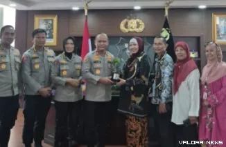 Kapolda Sumatera Barat, Irjen Pol Gatot Tri Suryanta serahkan bibit buah-buahan berlogo bintang dua pada Ketua IMLF-4 Sastri Bakry di ruang kerja Kapolda, Kamis. (humas)