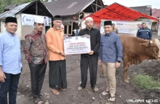 Gubernur Sumbar, Mahyeldi didampingi pimpinan OPD, serahkan sapi program Tebar Kurban Pemprov Sumbar. (humas)